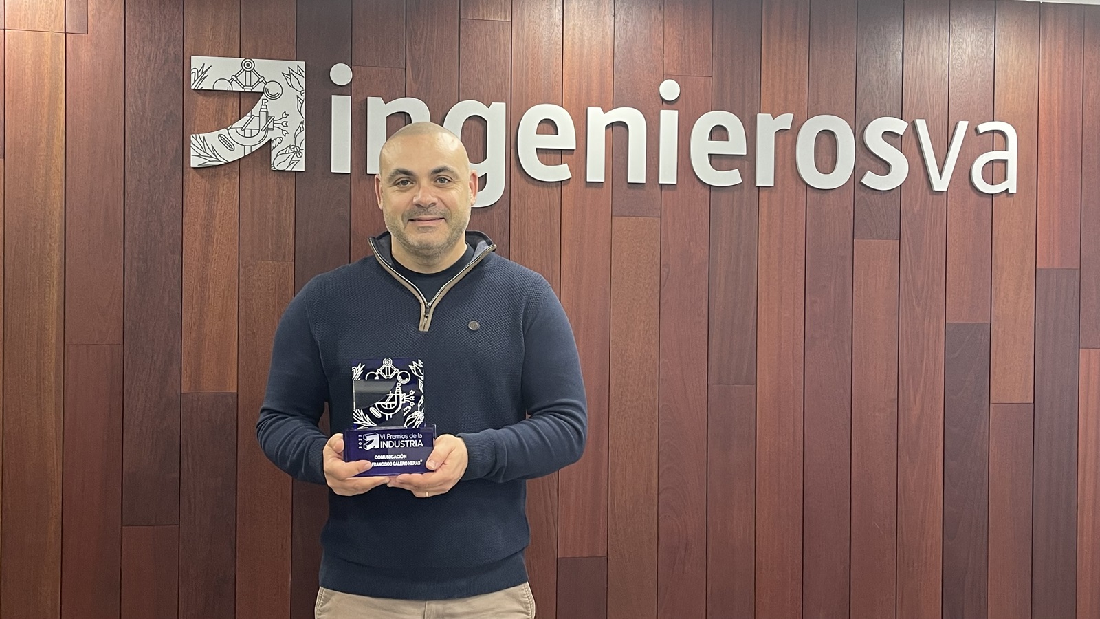 Juan Francisco Calero, ganador en la categoría de Comunicación de los VI Premios de la Industria, recoge el galardón en la sede de ingenierosVA