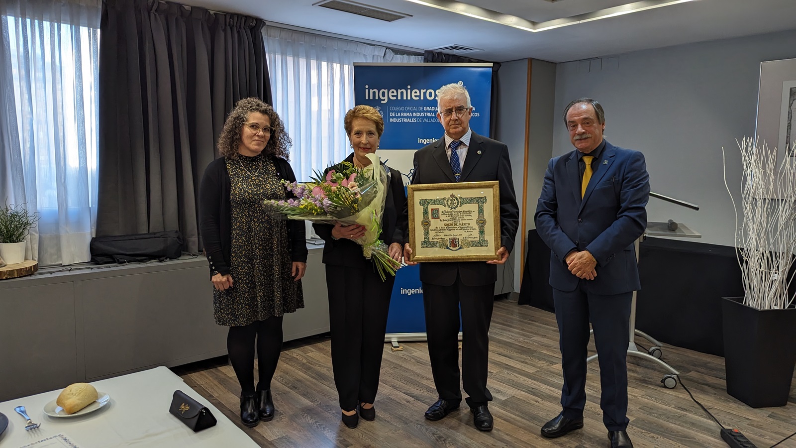 El secretario de ingenierosVA, Antonio Hernández, reconocido como Socio de Mérito de la UAITIE