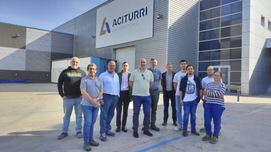 La planta de Aciturri en Boecillo muestra su compromiso con la innovación a los colegiados de ingenierosVA