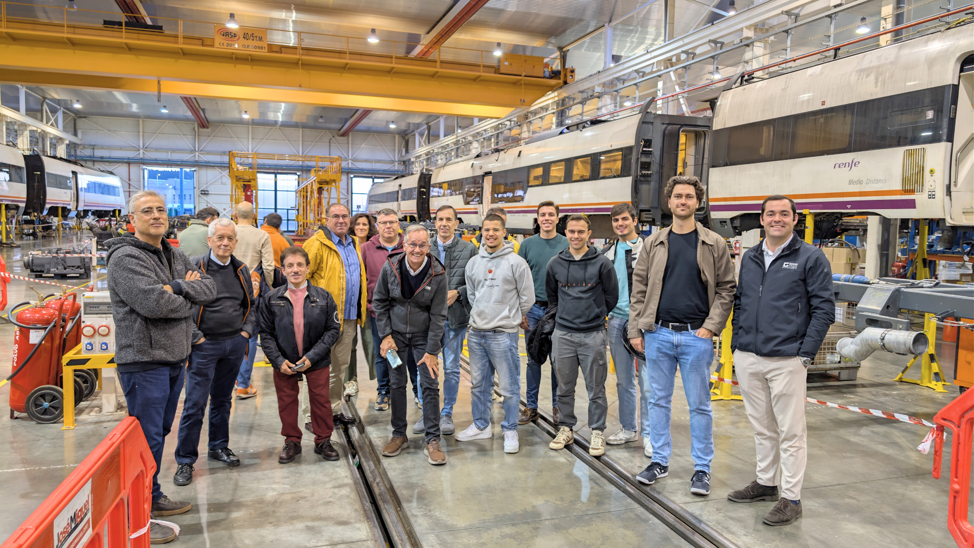 ingenierosVA reúne a medio centenar de colegiados en la visita técnica a los talleres de RENFE